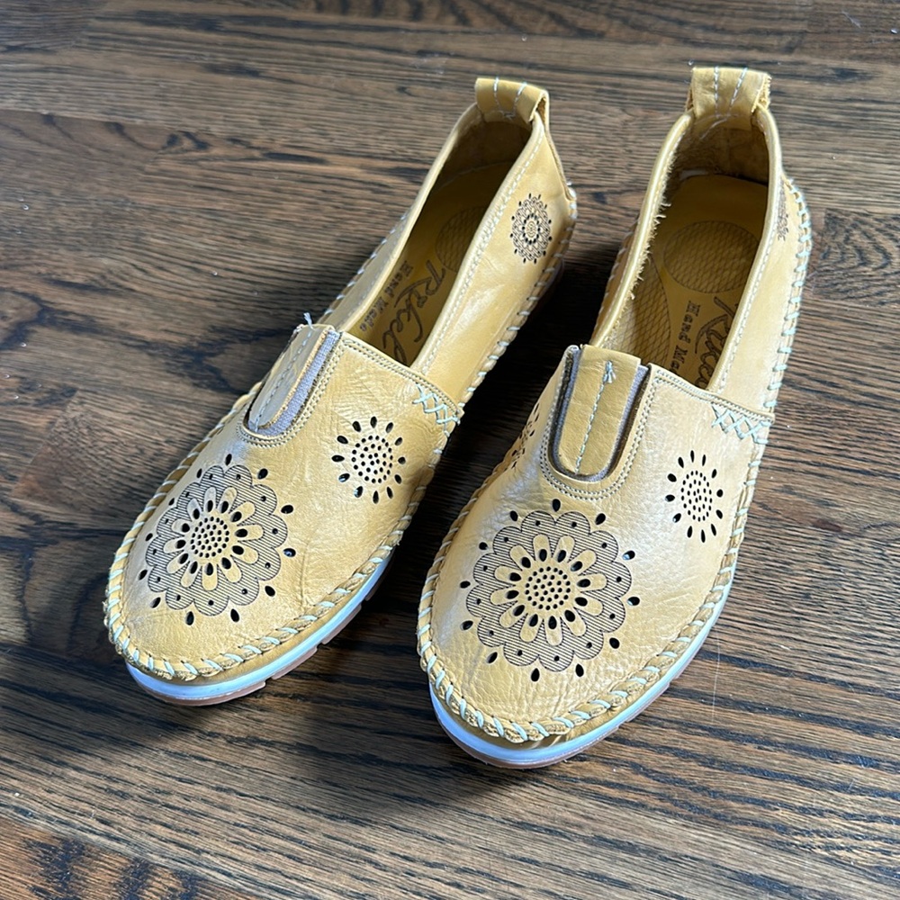 Rikel-soft leather shoes Women’s size 40 (equivalent to 9.5) Like New!!